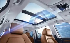 <b>正在前翼子板处和尾灯下方也配以蓝色的“HYBR</b>